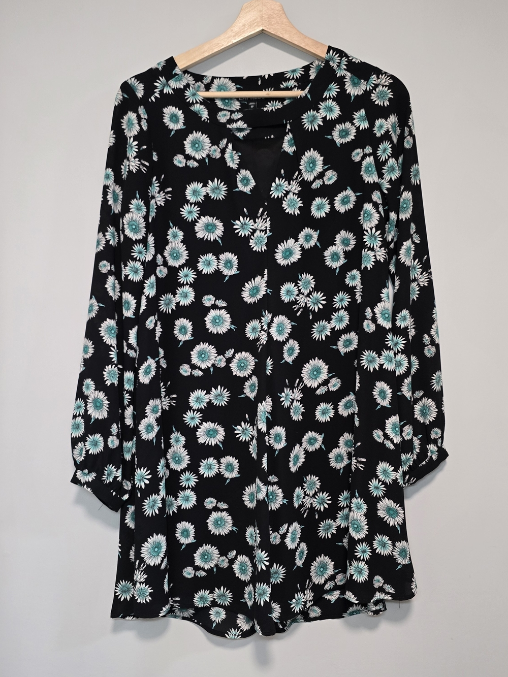 Express Black Long-Sleeve Floral Tunic Dress with Teal and White Daisies